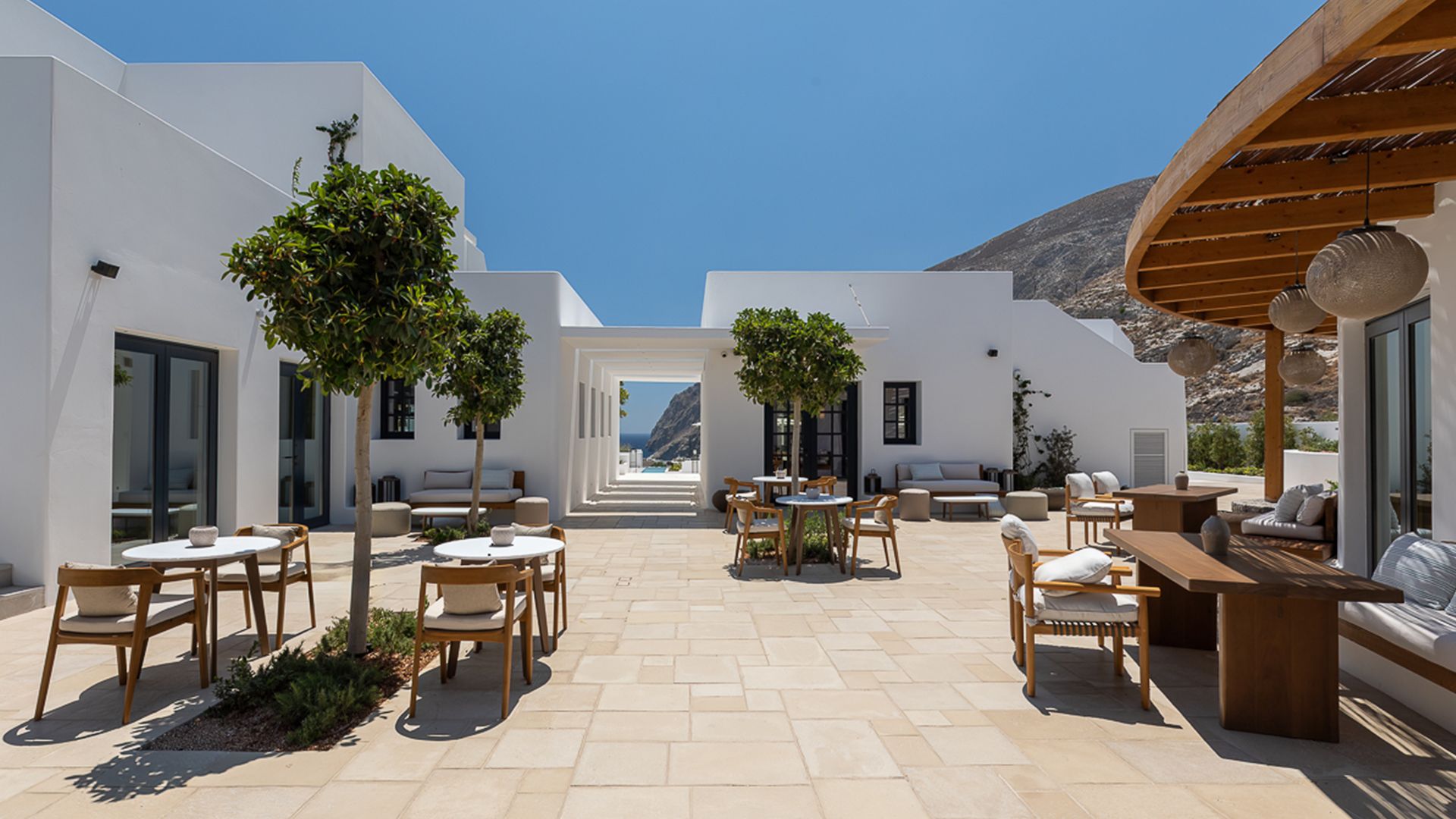 Μελέτη & Κατασκευή 61 Πολυτελών Σουιτών, Καμάρι, Σαντορίνη