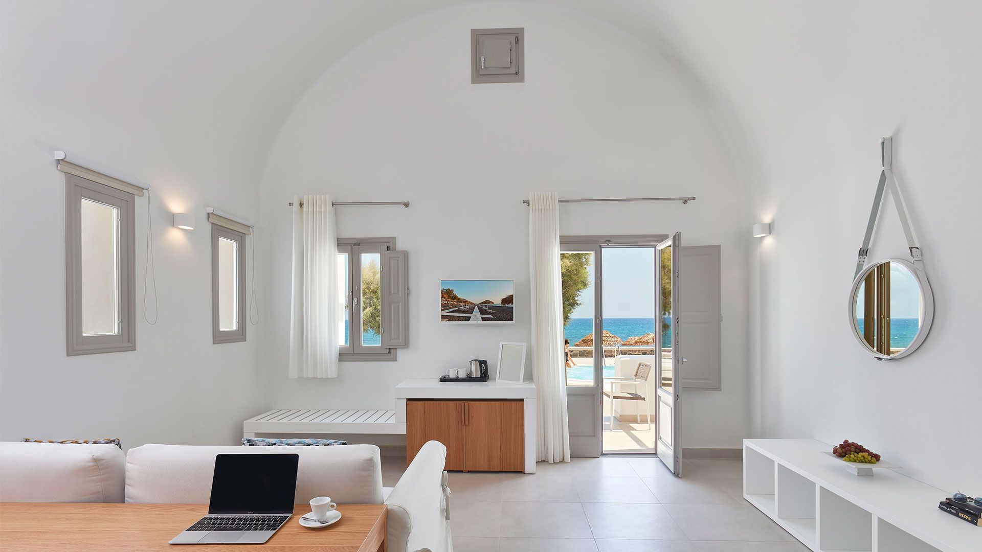 Διαμόρφωση περιβάλλοντος χώρου & Interior Design 5* Ξενοδοχείου, Παραλία Καμαρίου, Σαντορίνη