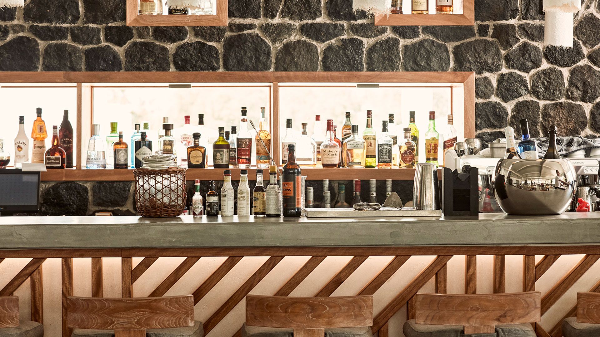 Διαμόρφωση περιβάλλοντος χώρου & Interior Design 5* Ξενοδοχείου, Παραλία Καμαρίου, Σαντορίνη