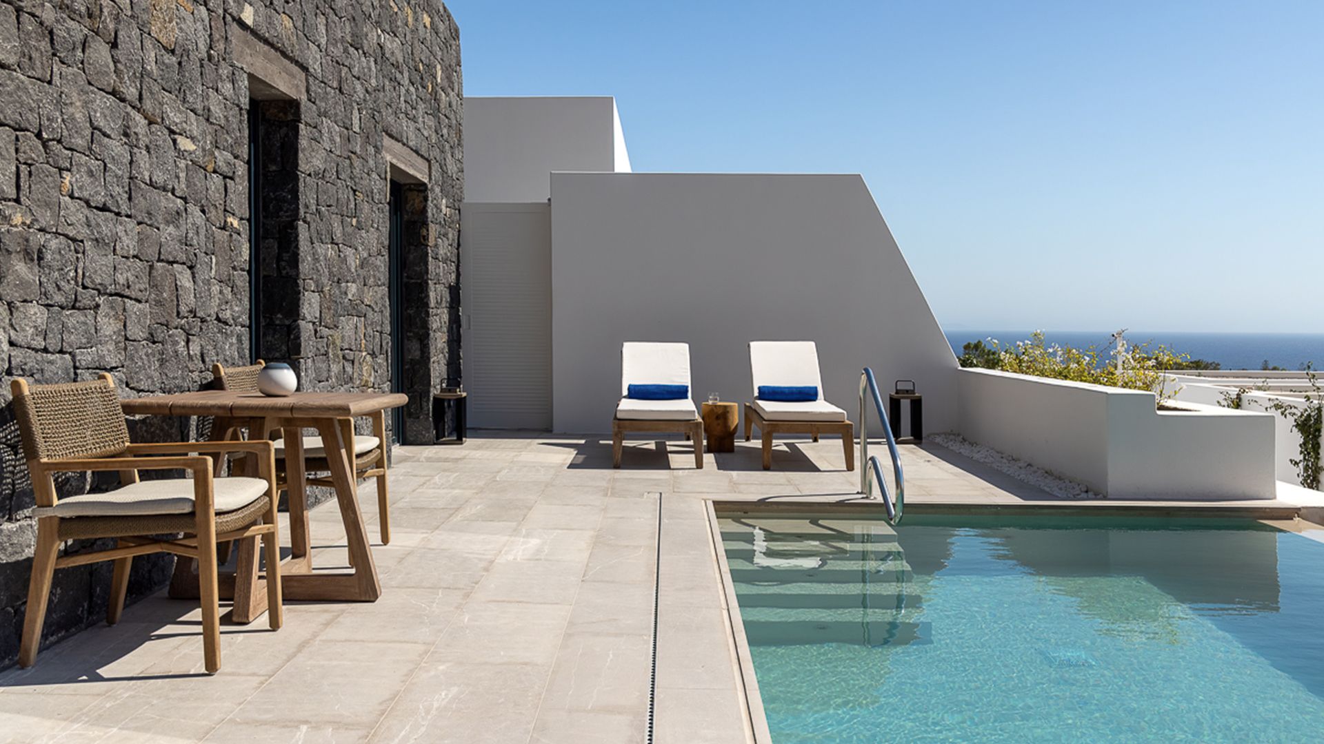 Μελέτη & Κατασκευή 61 Πολυτελών Σουιτών, Καμάρι, Σαντορίνη