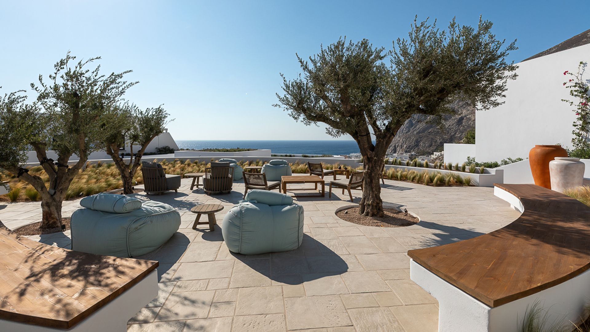 Μελέτη & Κατασκευή 61 Πολυτελών Σουιτών, Καμάρι, Σαντορίνη