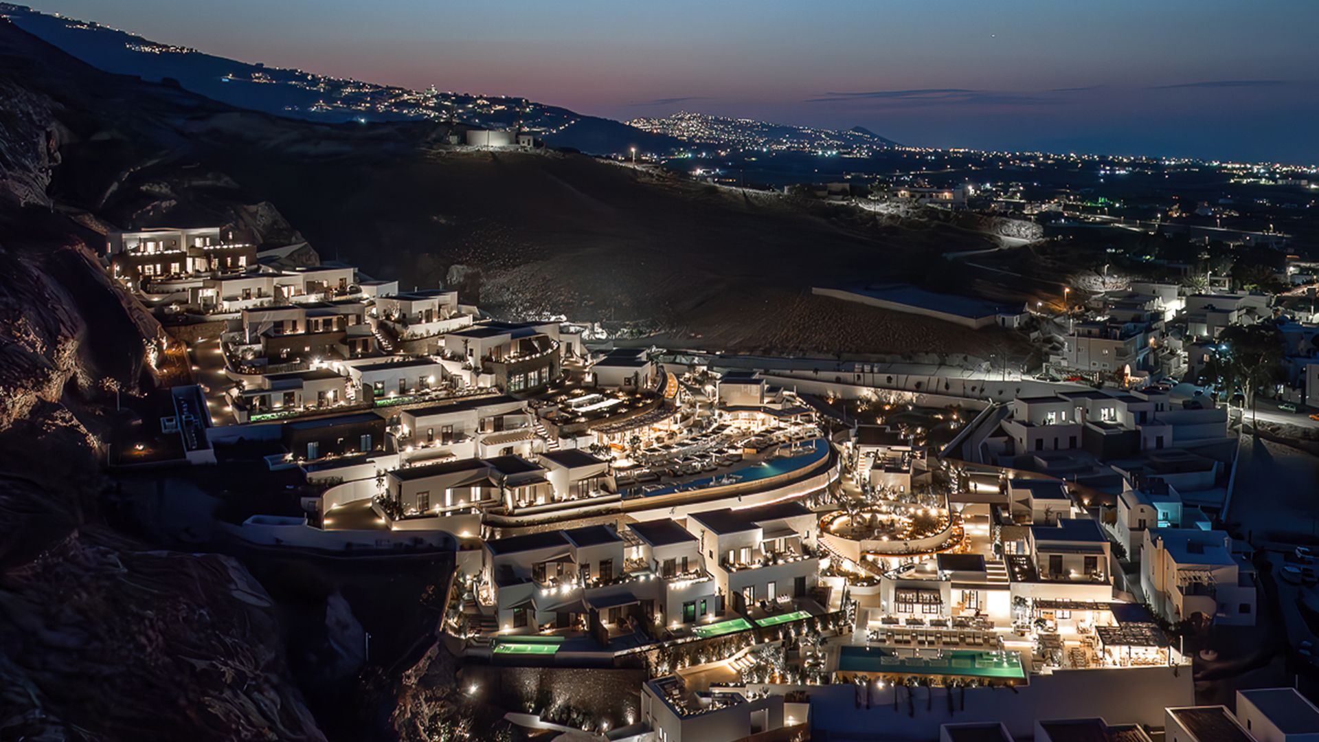 Μελέτη & Κατασκευή 61 Πολυτελών Σουιτών, Καμάρι, Σαντορίνη