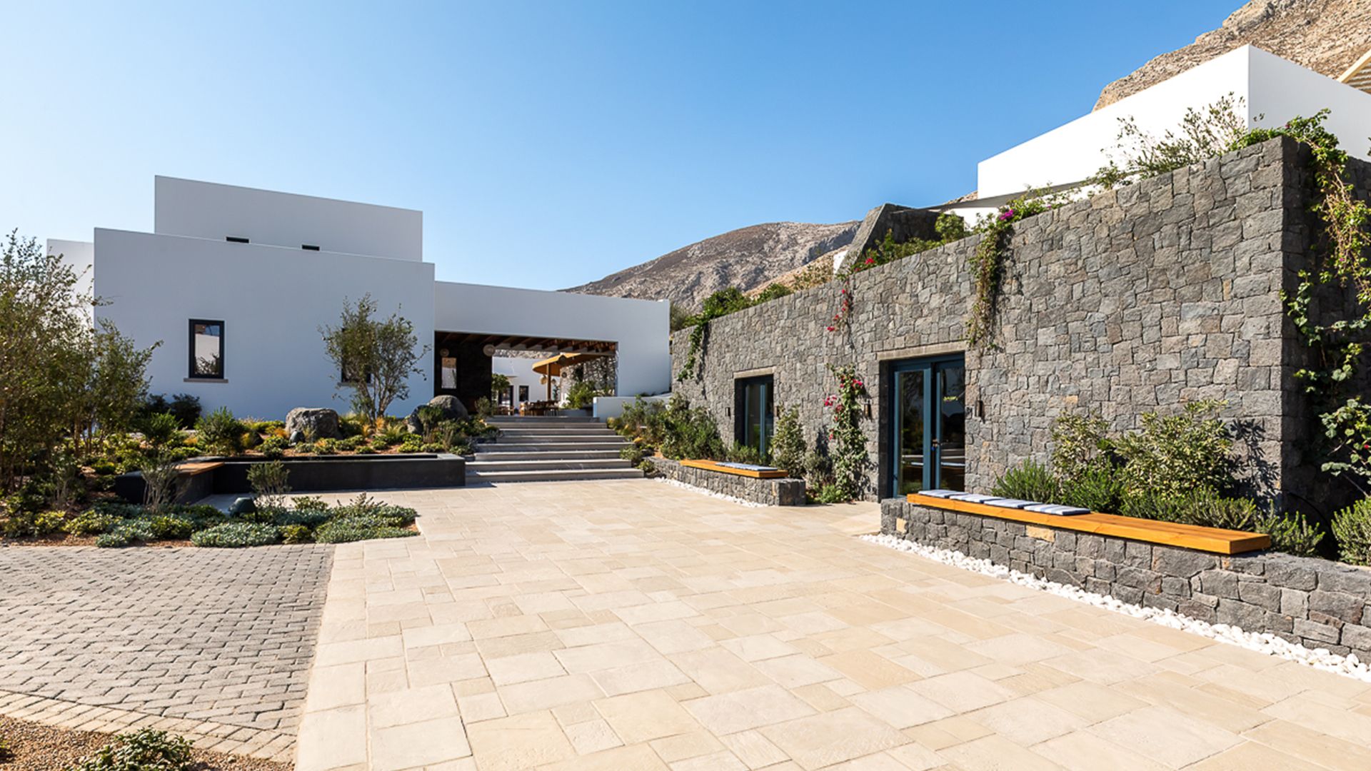 Μελέτη & Κατασκευή 61 Πολυτελών Σουιτών, Καμάρι, Σαντορίνη